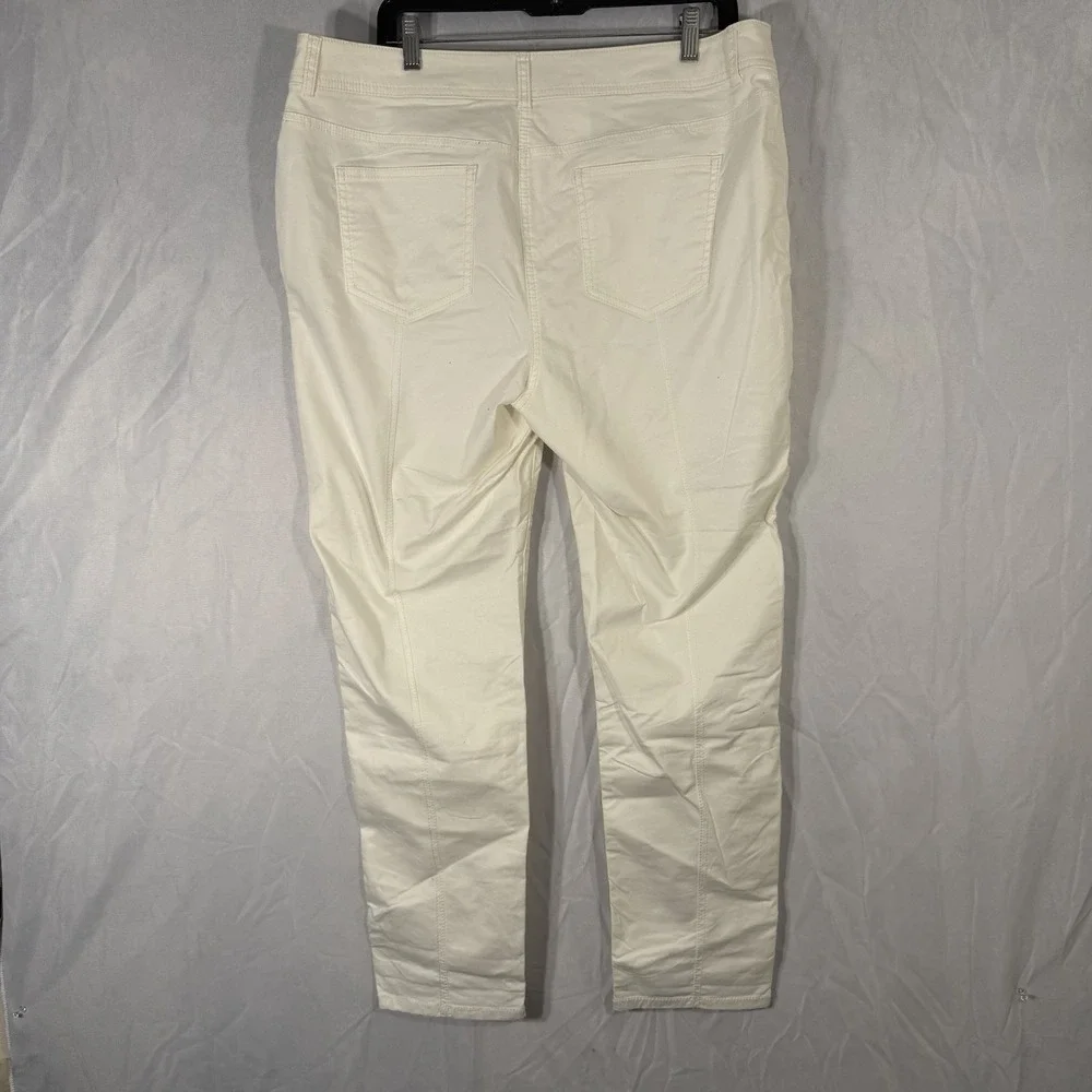 chicos stretch tapered jeans Size 25 Cream White Tapered Knee Hemmed Style Pants